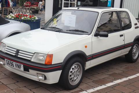 Классический Peugeot 205 GTI 1990 года выпуска доступен для коллекционеров