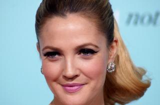 Актриса Дрю Бэрримор открыто заявила, что проходит гормональную терапию в период менопаузы