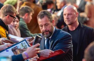 Адам Сэндлер подчеркнул важность общения, смеха и заботы о детях для сохранения брака