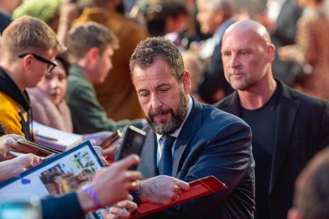 Адам Сэндлер подчеркнул важность общения, смеха и заботы о детях для сохранения брака