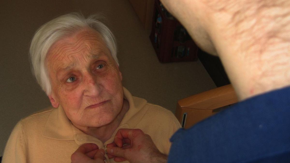 старик, пациент страдающий слабоумием