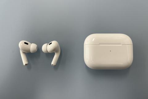 Apple готовит AirPods 5 и новую версию AirPods Pro с чипом H3 — Марк Гурман