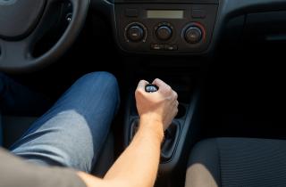 Включать заднюю передачу можно только после полной остановки автомобиля