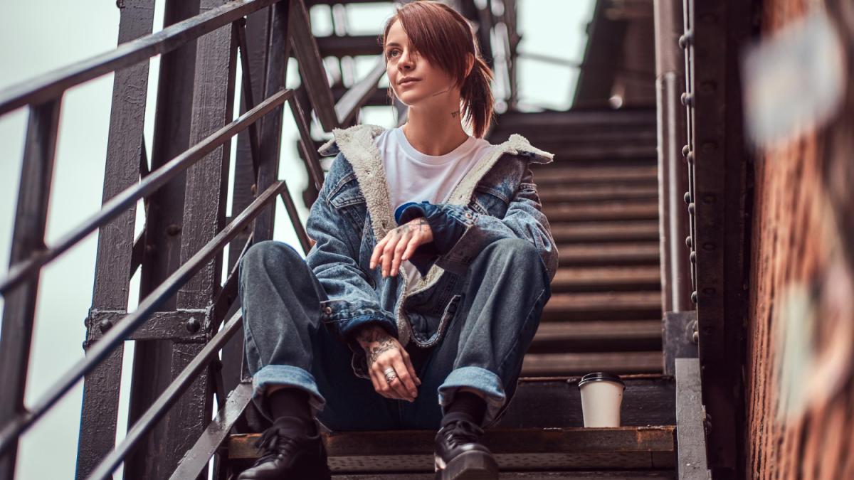 Девушка в джинсах