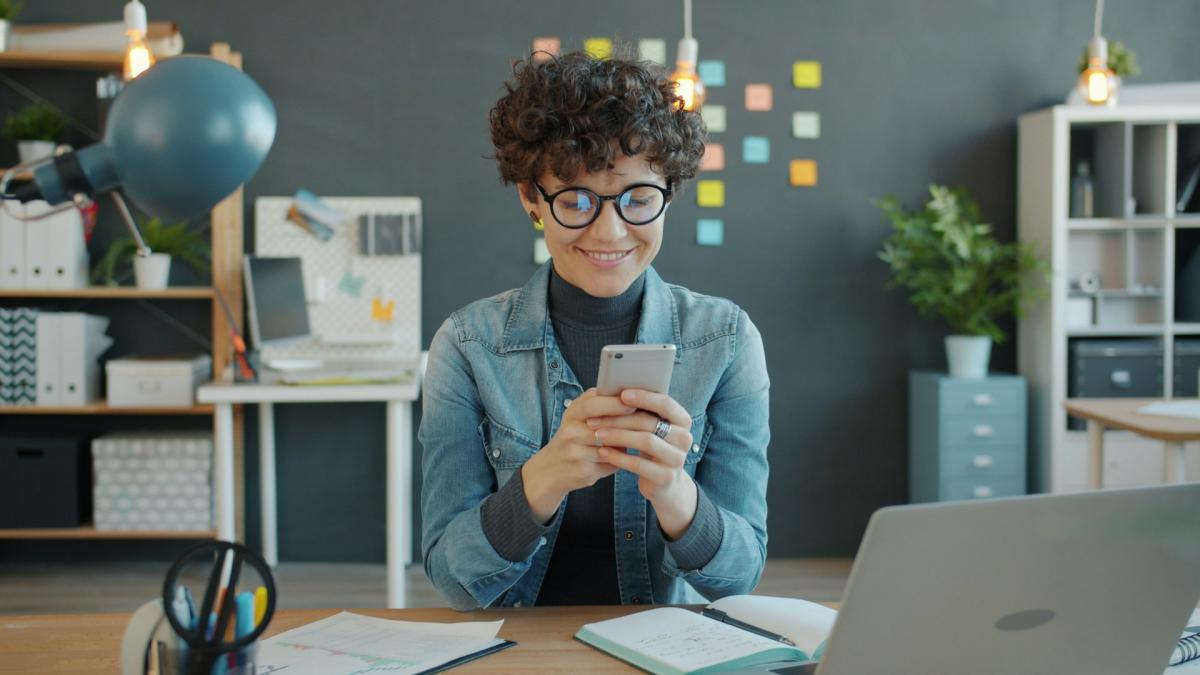 Девушка печатает сообщение