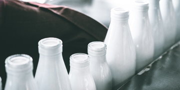 Торговые сети просят вернуть им право продавать молочную продукцию с нарушениями