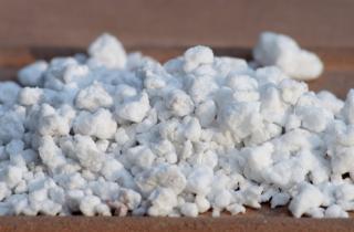 Перлит повысил дренаж почвы в контейнерах — по данным агрономов