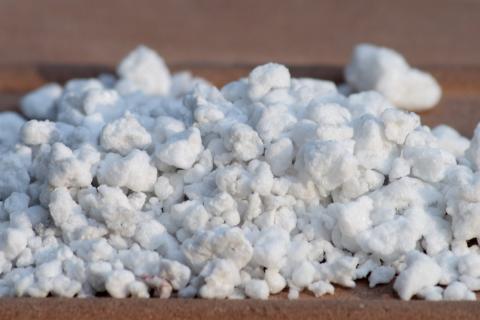 Перлит повысил дренаж почвы в контейнерах — по данным агрономов