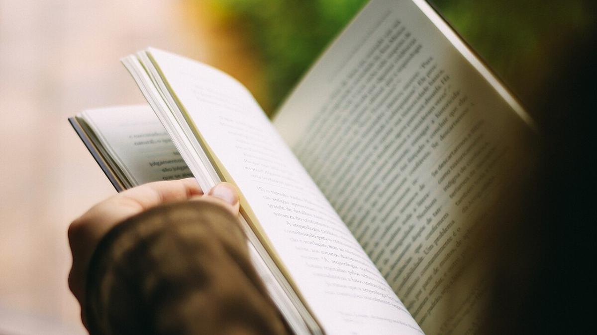 Человек читает книгу