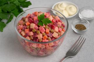 Винегрет из овощей получается хрустящим после добавления квашеной капусты — повар