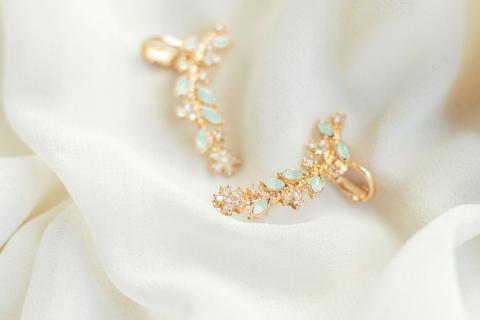 В тренде украшения с минималистичным стилем и винтажные элементы — стилисты