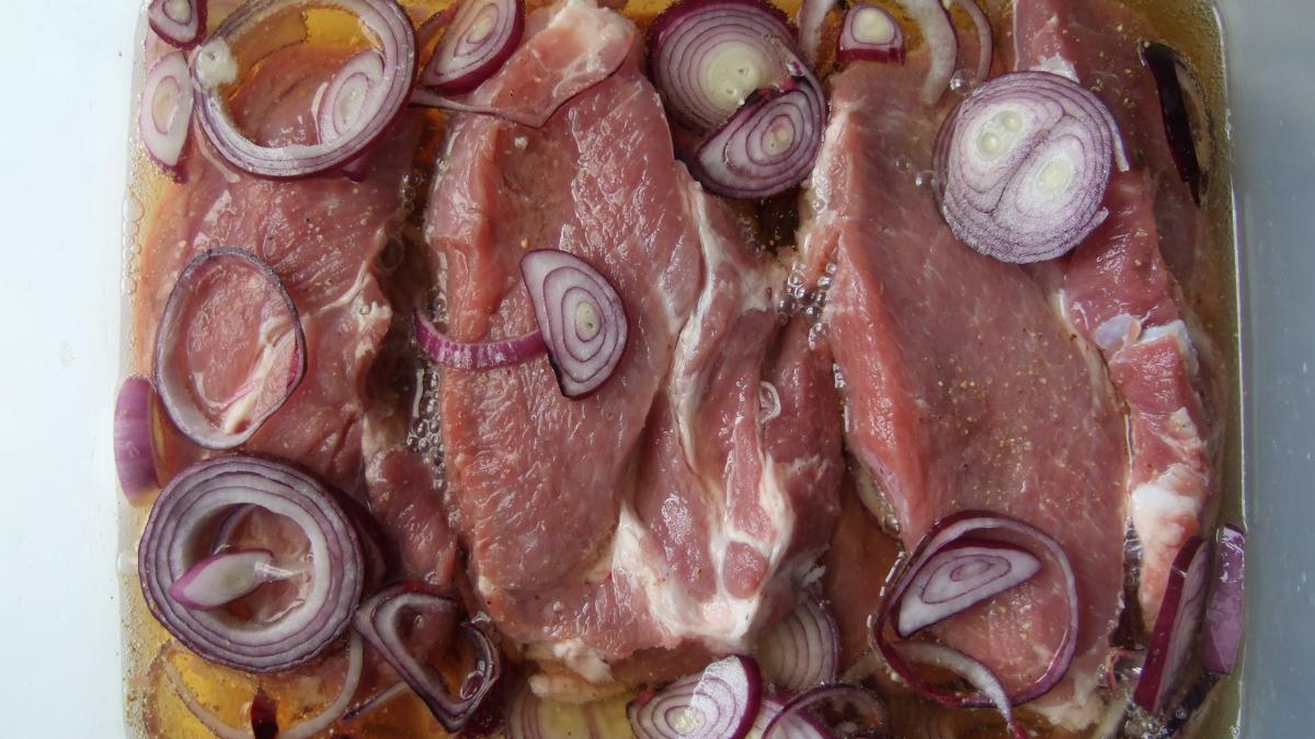 Rostbraetel in marinade closeup