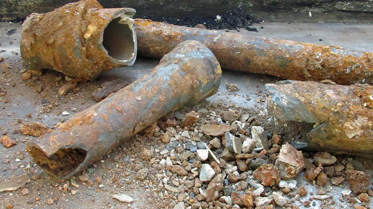 Старые канализационные трубы Старые канализационные трубы