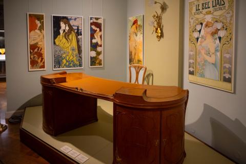 Эрмитаж показал корейское искусство и костюмы ар-деко среди даров года — ТАСС