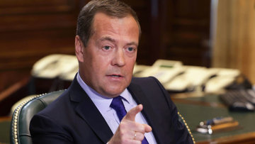 Медведев предложил снимать больше игровых и документальных фильмов об СВО