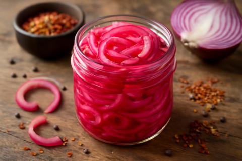 Цитрусовый маринованный лук — гарнир к мясу по рецепту от кулинаров США