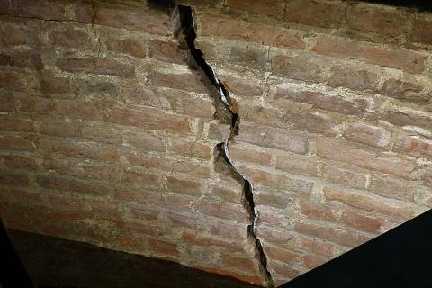 Трещины в кирпичной кладке: причины появления и способы устранения