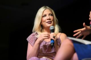 Актриса Тори Спеллинг призналась, что годы страдала от экземы и нашла эффективное лечение