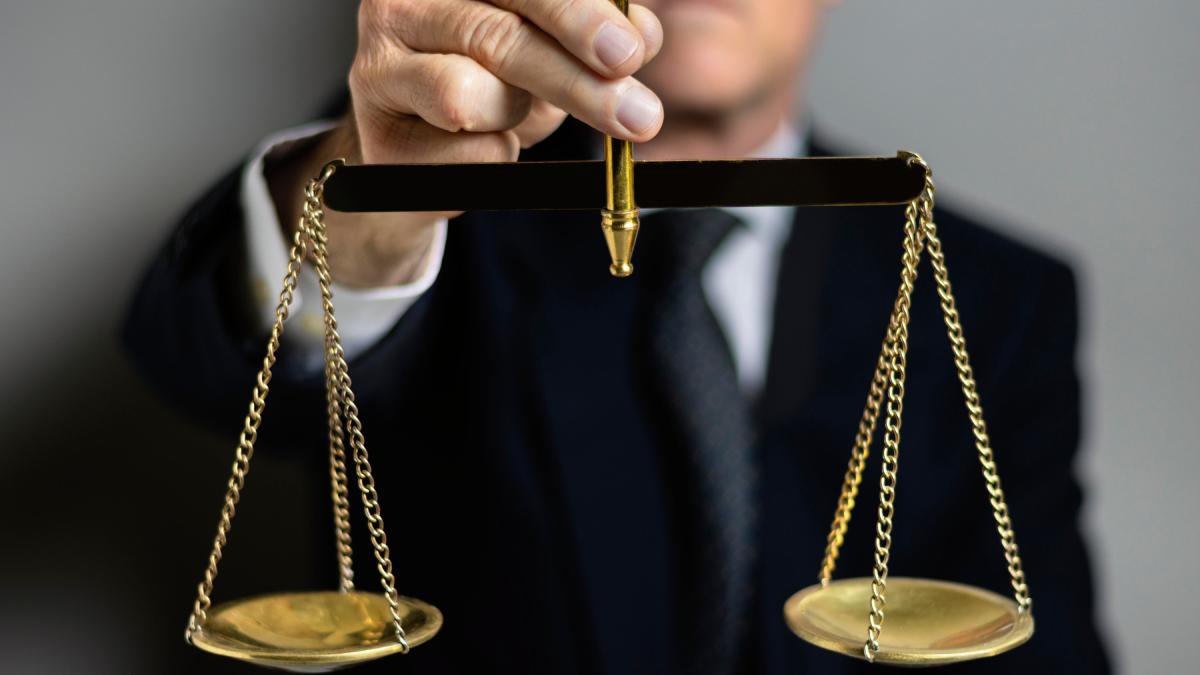 Судья держит золотые весы Судья держит золотые весы