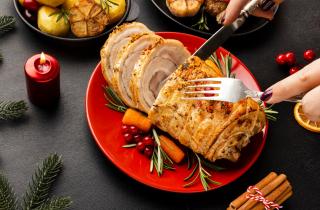 Рулетики из свинины с грибной начинкой готовятся с добавлением сыра — повар