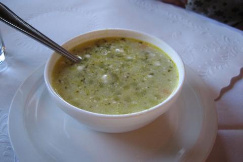 Классический рассольник готовится с перловкой и огурцами