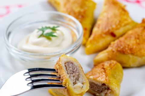 Блины с начинкой из мяса и риса получаются сытными