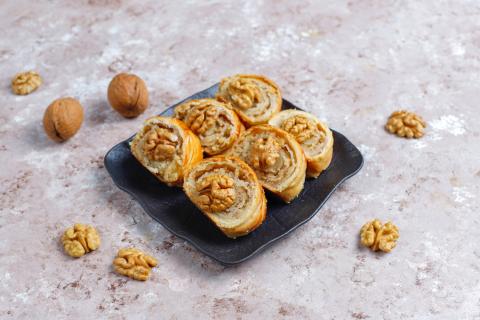 Рулет из печенья с творогом и мандаринами без выпечки сохраняет форму после охлаждения