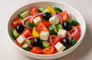 Эксперты назвали лучшие соусы для греческого салата: классический, йогуртовый, горчичный