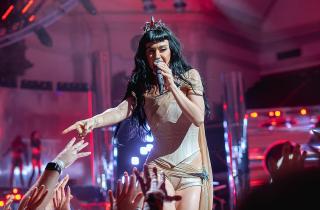 В тексте песни Bandaids Кэти Перри упомянула отсутствие поддержки со стороны Орландо Блума