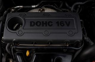 Пластиковая крышка двигателя защищает электрические узлы и снижает риск ожогов — автоэксперты