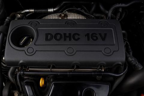 Пластиковая крышка двигателя защищает электрические узлы и снижает риск ожогов — автоэксперты