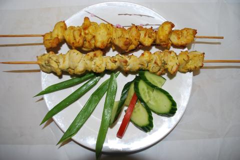 Маринад из кефира и лимонного сока делает куриную грудку мягкой для шашлыка — кулинары