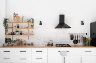 Бежевый цвет шкафов визуально расширяет кухню — дизайнеры