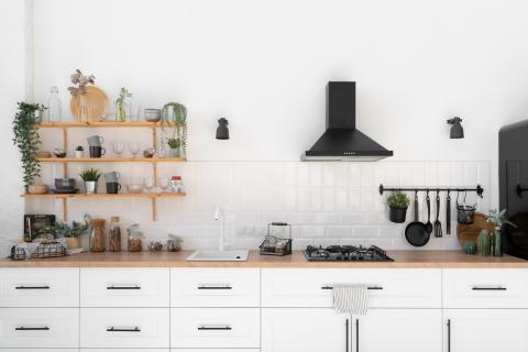 Бежевый цвет шкафов визуально расширяет кухню — дизайнеры