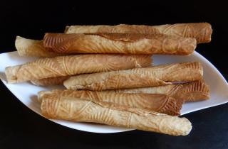 Традиционный рецепт вафельных трубочек с вареной сгущенкой включает просеянную муку высшего сорта