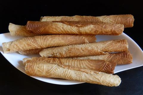 Традиционный рецепт вафельных трубочек с вареной сгущенкой включает просеянную муку высшего сорта