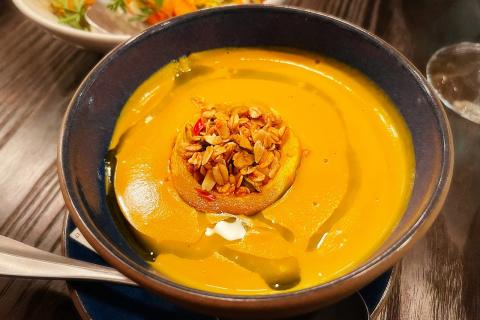 Тыквенный суп-пюре готовится на сливках для большего вкуса