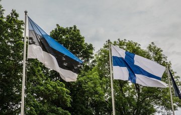 Финляндия и Эстония закрывают свои КПП и порты для России