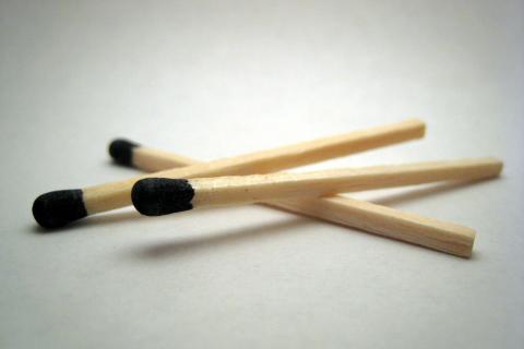 Какие бывают спички и чем отличаются бытовые, охотничьи и каминные