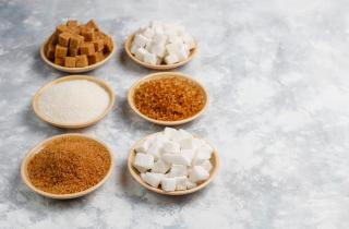 Эксперты: тростниковый сахар ценится за аромат, но не отличается по пользе от белого