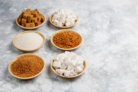 Эксперты: тростниковый сахар ценится за аромат, но не отличается по пользе от белого