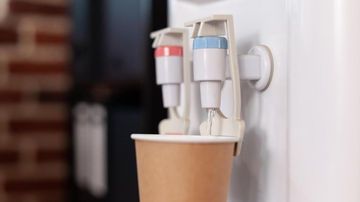 Заполнение стакана водой из кулера