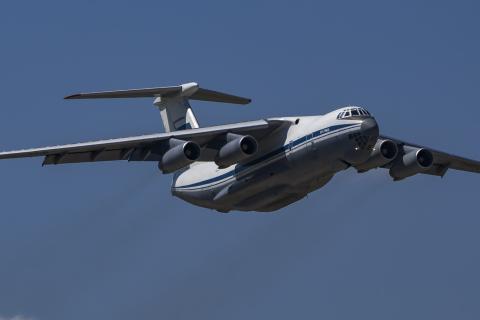 Самолет с 146 российскими военными, освобожденными из плена, приземлился в Подмосковье