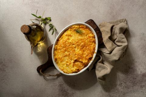 Картошка по-французски с фаршем и сыром сохраняет сочность при запекании в духовке
