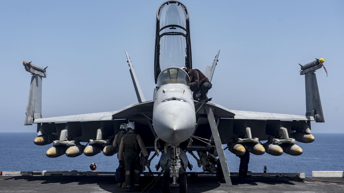 американский палубный истребитель-бомбардировщик и штурмовик F-A-18F американский палубный истребитель-бомбардировщик и штурмовик F-A-18F