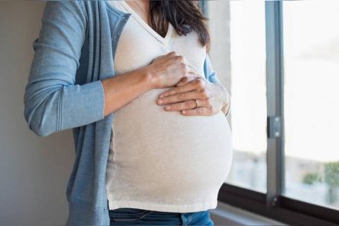 Врачи Mayo Clinic перечислили упражнения йоги, которых следует избегать беременным