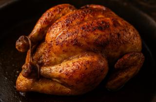 Запеченная курица целиком с соевым соусом и чесноком остается сочной — повар