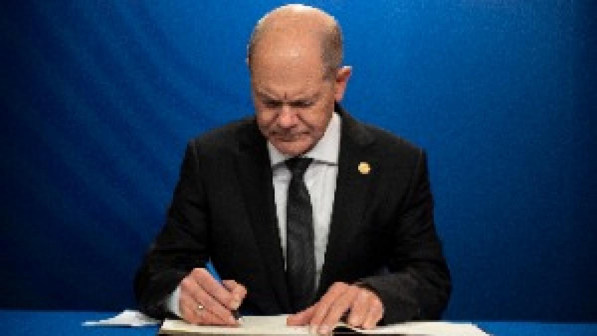 Olaf Scholz signing Jacques Delors' book of condolences - 2024