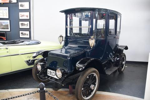 В США выставят на аукцион редкий электромобиль Detroit Electric 1917 года за $190 тысяч