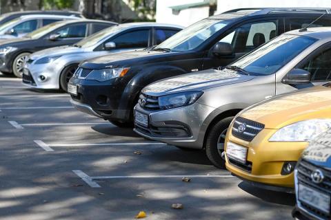 Узкие парковки повышают вероятность повреждений автомобилей на стоянках — эксперт